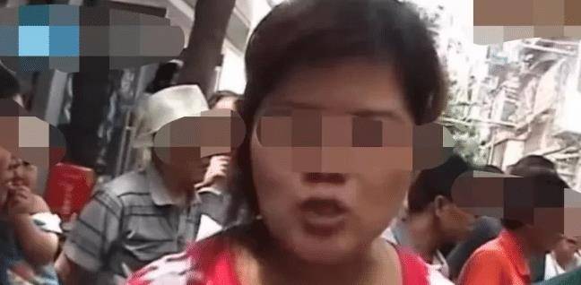 河南，郑州<strong></p>
<p>桃子</strong>。女子去买桃子，因为桃子甜不甜的问题跟摊主起了争执