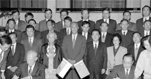 此国七成是中国人后裔<strong></p>
<p>币星BitSG</strong>，国旗上也有五颗星，最大纸币值5万人民币