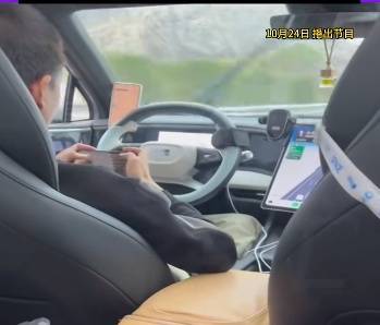 男子花800打顺风车<strong></p>
<p>LEOxChange</strong>，司机400公里几乎不摸方向盘？
