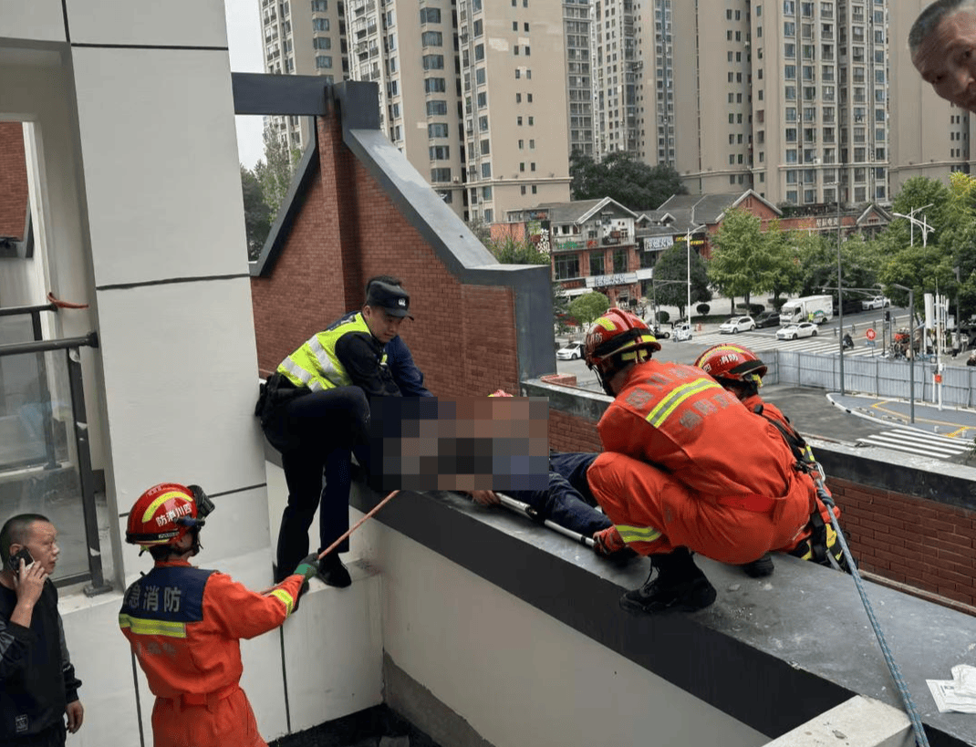 男子安装空调从6楼坠落至2楼平台<strong></p>
<p>Abit</strong>，经抢救脱离生命危险：楼下雨棚救了他一命