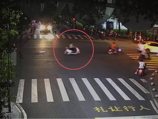 一女子肇事逃逸后仍去逛街<strong></p>
<p>NegocieCoins</strong>，被抓后竟称：是路人劝我走的