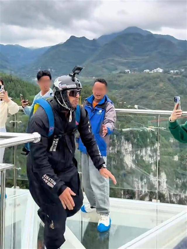 视频疯传！外国男子云南跳伞开伞失败<strong></p>
<p>NegocieCoins</strong>，急速坠落？景区澄清：视频不完整，开伞成功了