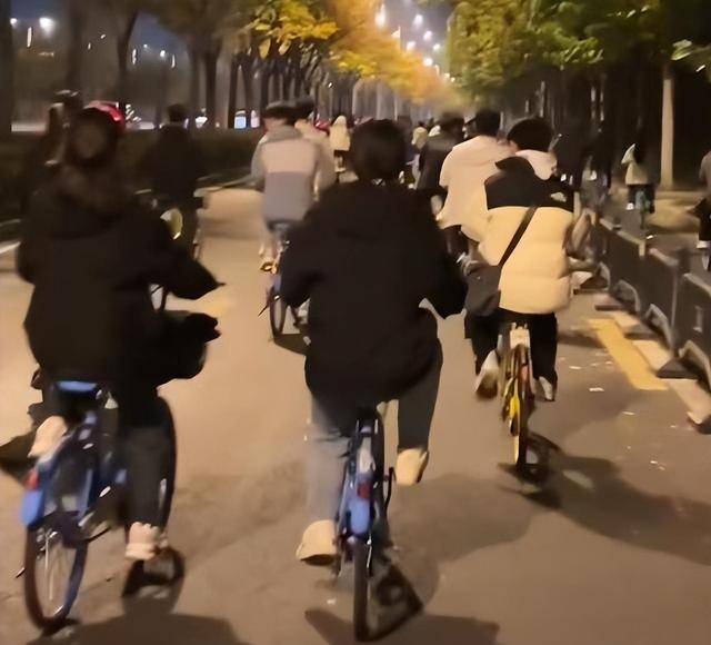 一觉醒来开封全是单车<strong></p>
<p>瑞亚</strong>，调度员：拉不完，根本拉不完！