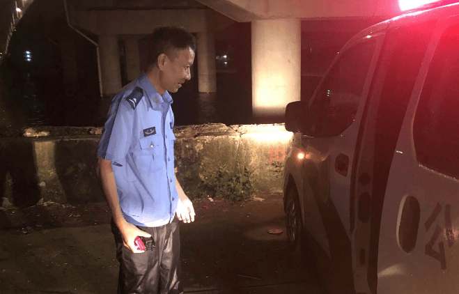 突发！珠海“钓鱼哥”河边钓鱼<strong></p>
<p>币安网</strong>，突然丢下鱼竿拔腿就跑……