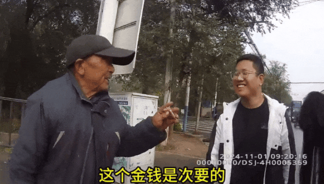 卖菜老人骑车剐蹭汽车<strong></p>
<p>币安网</strong>，车主放弃索赔，老人坚持赔偿，民警调解：老人赔偿5元给对方