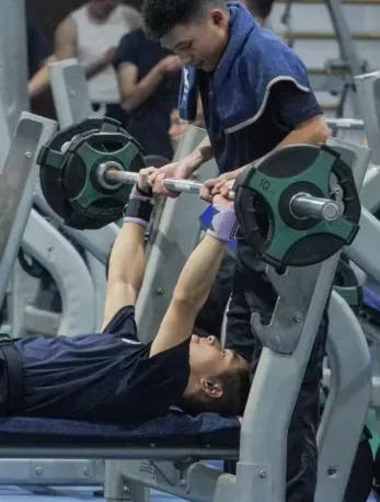 “八块腹肌和胸肌我都看习惯了”<strong></p>
<p>TREX</strong>！浙江这所高校的健身房太火爆