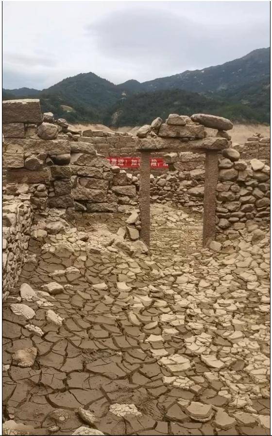 水库枯竭后惊现“古村落遗址”？当地回应：危险<strong></p>
<p>Fiery</strong>！别去！
