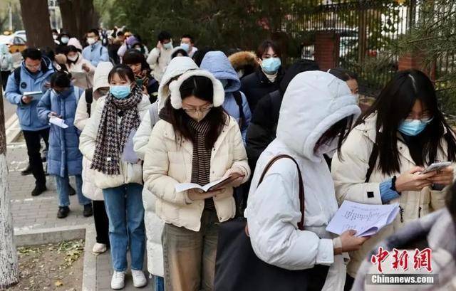 上海、江苏等地明确公务员招录年龄放宽 媒体评论：职场“35岁门槛”该拆<strong></p>
<p>Fiery</strong>了