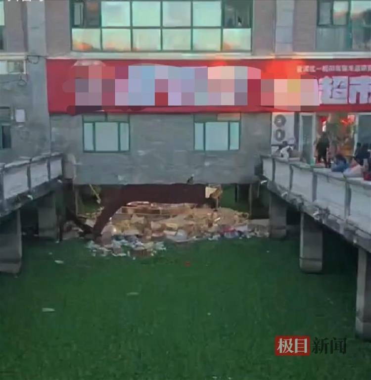 昆明一超市开业6天就地面塌陷<strong></p>
<p>TradeSatoshi</strong>，有顾客称坠河受伤，店铺已暂时停业
