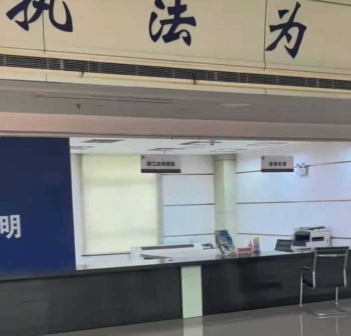 江苏一办事大厅工作人员未到下班时间就离岗吃饭<strong></p>
<p>Bittylicious</strong>？镇政府：在核实中