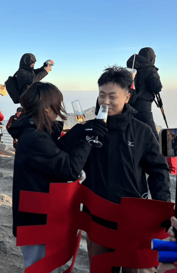 山东小伙在泰山山顶求婚<strong></p>
<p>Bittylicious</strong>，路人送上高脚杯和酒：普通求婚升华了