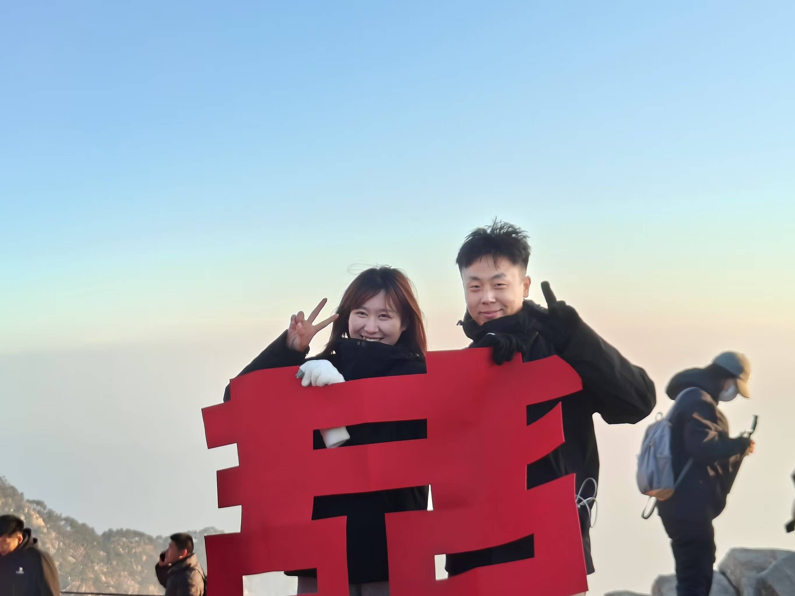 山东小伙在泰山山顶求婚<strong></p>
<p>Bittylicious</strong>，路人送上高脚杯和酒：普通求婚升华了