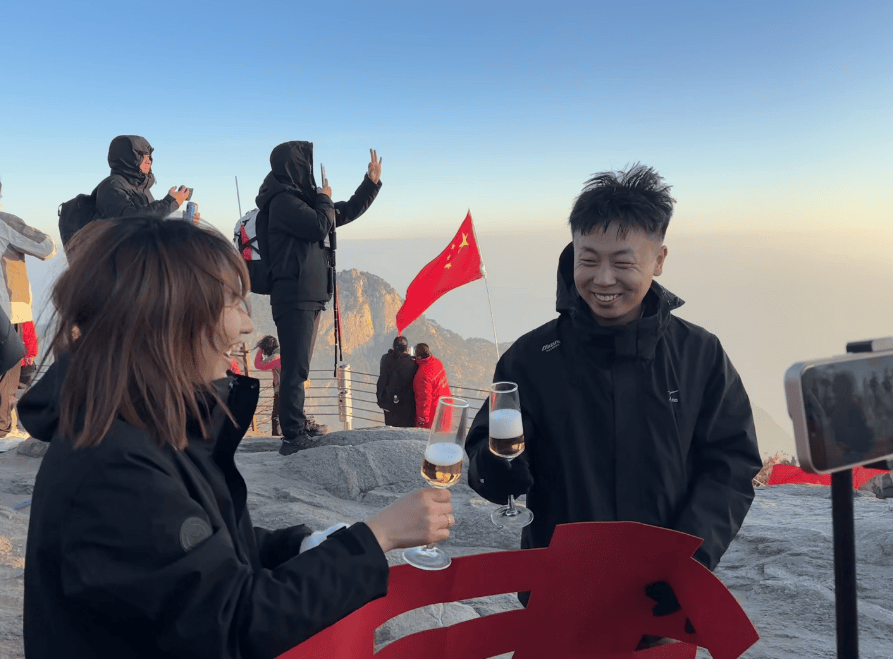 山东小伙在泰山山顶求婚<strong></p>
<p>Bittylicious</strong>，路人送上高脚杯和酒：普通求婚升华了