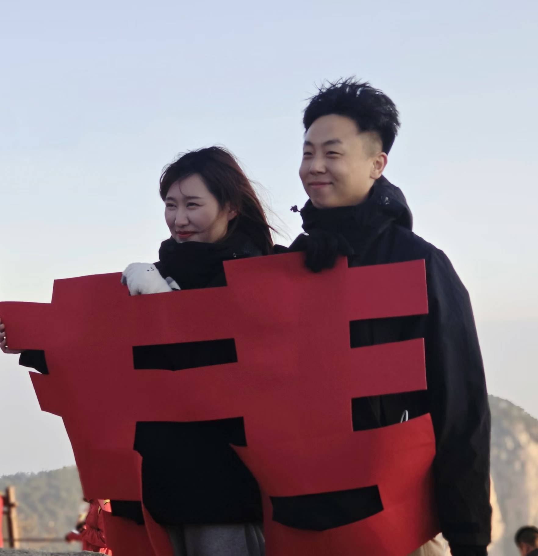山东小伙在泰山山顶求婚<strong></p>
<p>Bittylicious</strong>，路人送上高脚杯和酒：普通求婚升华了
