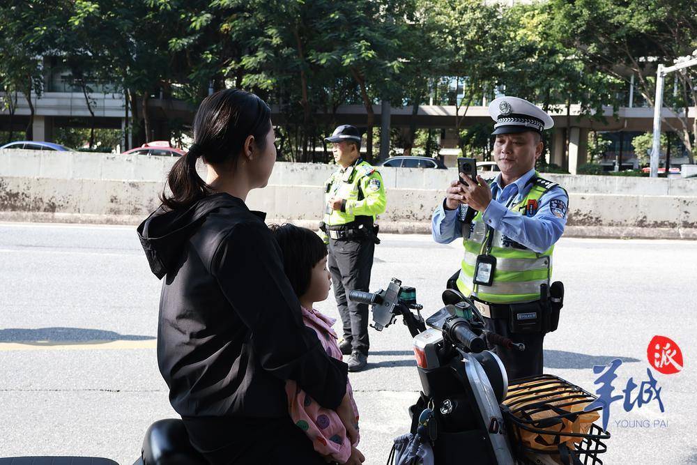 有非机动车道却不走<strong></p>
<p>Bittylicious</strong>，交警开罚！直击广州金沙洲大桥“电鸡”整治