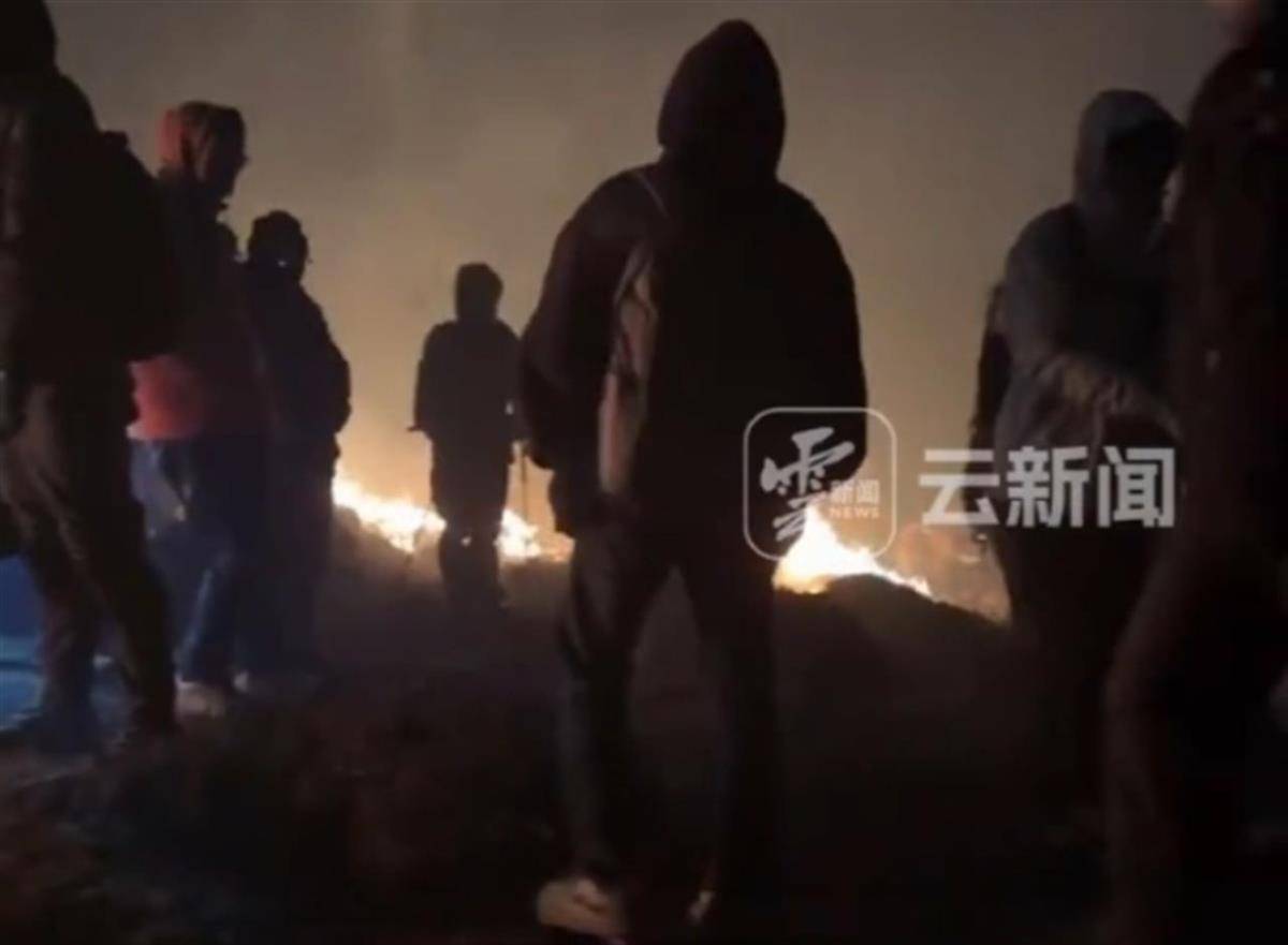 游客夜爬昆明大牯牛山并纵火烧山<strong></p>
<p>Bittylicious</strong>？官方：正在核实是生火取暖还是纵火