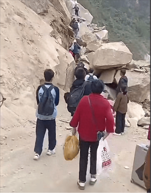 学生攀爬堵路巨石上学令人揪心<strong></p>
<p>Tidex</strong>，当地回应：系道路施工偶发特殊状况