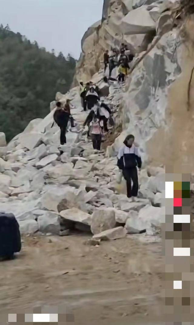 学生攀爬堵路巨石上学令人揪心<strong></p>
<p>Tidex</strong>，当地回应：系道路施工偶发特殊状况