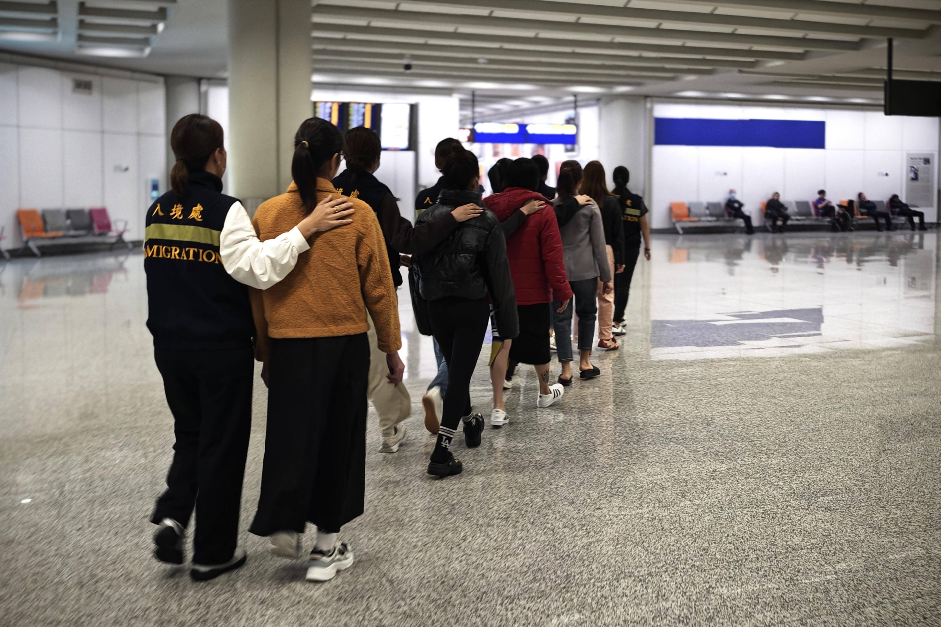 美国飞机落地<strong></p>
<p>BitMax</strong>，大批“润人”被遣返回国，特朗普给中国出了一难题