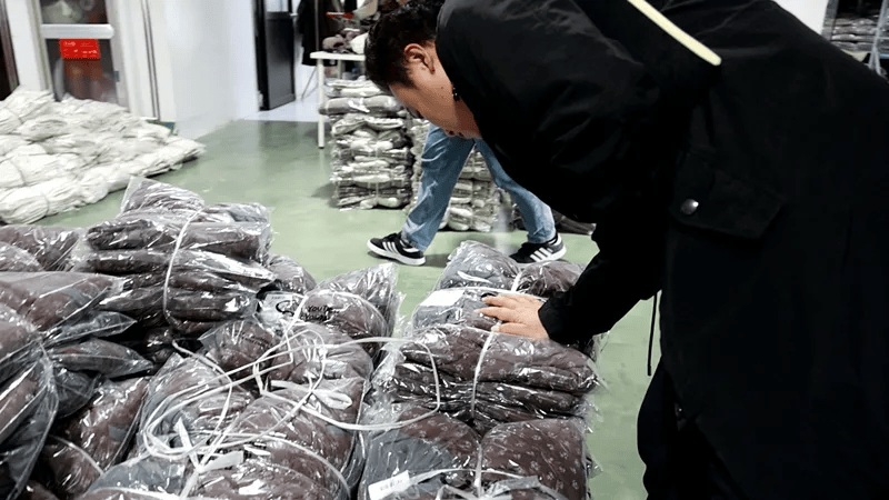 热搜第一<strong></p>
<p>BitMax</strong>！7万件羽绒服含绒量0%！央视曝光：羽绒被也是假的！当地最新通报→