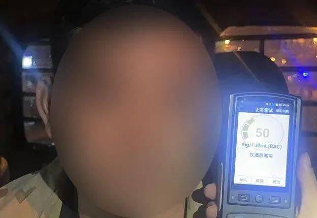 司机遇佛山交警查车<strong></p>
<p>CIEX</strong>，停下就跑进路边商场，随后被记12分罚2000元