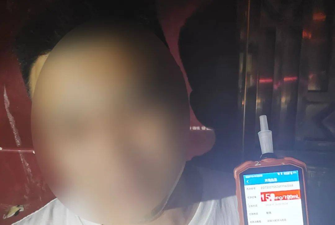 司机遇佛山交警查车<strong></p>
<p>CIEX</strong>，停下就跑进路边商场，随后被记12分罚2000元