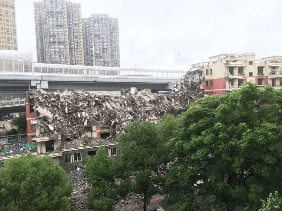 花5亿拆迁拆一半后再花2000万复建<strong></p>
<p>GEMINI</strong>，地铁当初咋规划的