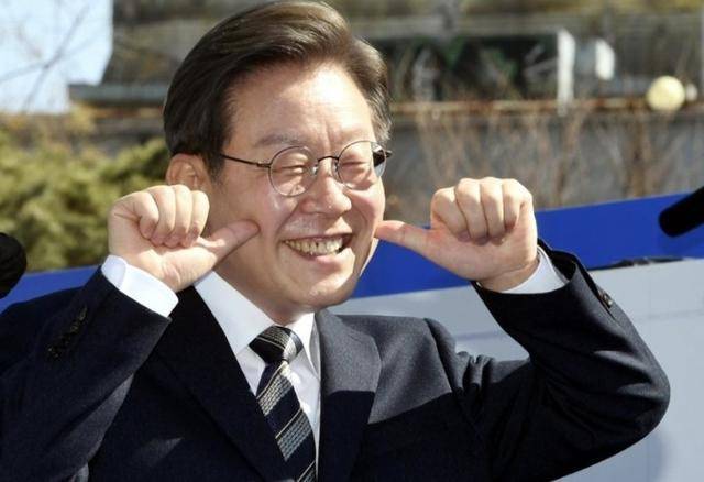 执政党捏着鼻子要“保尹”<strong></p>
<p>BitC</strong>，尹锡悦的总统宝座，将由8个人决定