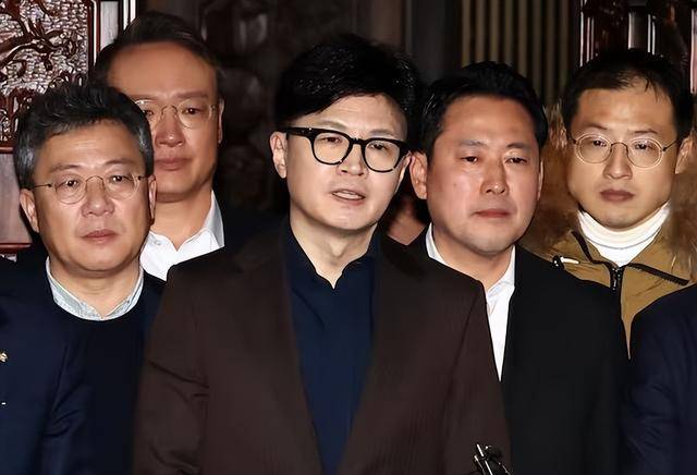 执政党捏着鼻子要“保尹”<strong></p>
<p>BitC</strong>，尹锡悦的总统宝座，将由8个人决定