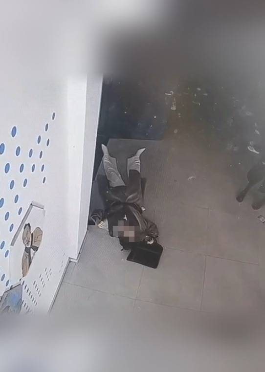 河南一大学老师心脏骤停晕倒<strong></p>
<p>IDEX</strong>，女学生按压施救：我也很害怕，看到老师好转激动手抖