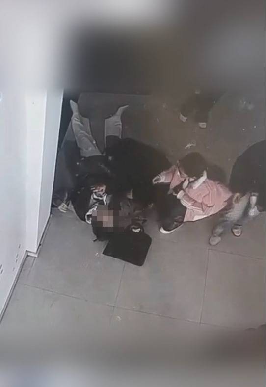 河南一大学老师心脏骤停晕倒<strong></p>
<p>IDEX</strong>，女学生按压施救：我也很害怕，看到老师好转激动手抖