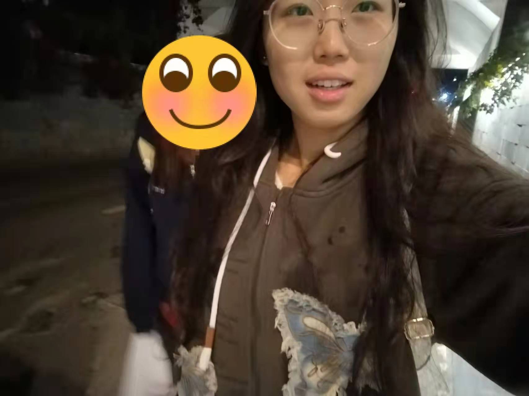 河南一大学老师心脏骤停晕倒<strong></p>
<p>IDEX</strong>，女学生按压施救：我也很害怕，看到老师好转激动手抖