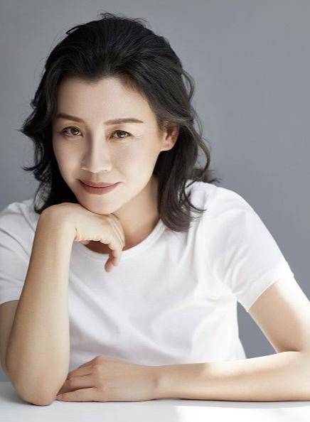她本是阔太太<strong></p>
<p>Watercoin</strong>，被导演喊来临时救场，却意外走红，50岁片约不断