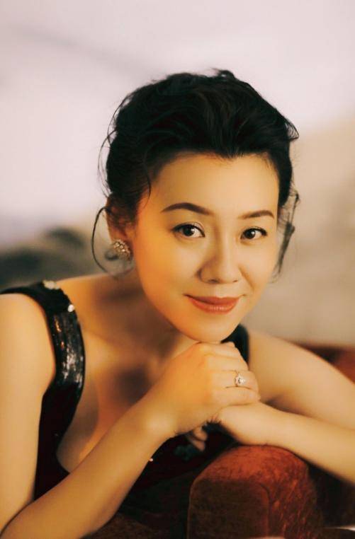 她本是阔太太<strong></p>
<p>Watercoin</strong>，被导演喊来临时救场，却意外走红，50岁片约不断