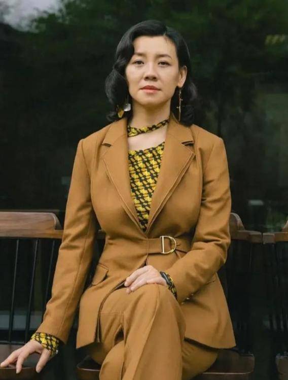 她本是阔太太<strong></p>
<p>Watercoin</strong>，被导演喊来临时救场，却意外走红，50岁片约不断