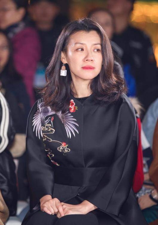 她本是阔太太<strong></p>
<p>Watercoin</strong>，被导演喊来临时救场，却意外走红，50岁片约不断