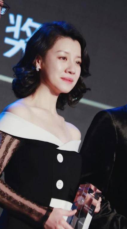 她本是阔太太<strong></p>
<p>Watercoin</strong>，被导演喊来临时救场，却意外走红，50岁片约不断