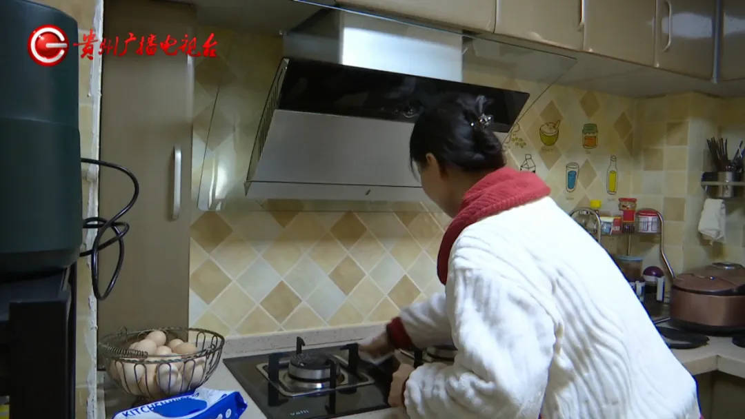 恶心坏了！贵阳一女子家中被扔进一颗“炸弹”<strong></p>
<p>币扬</strong>，残羹剩饭炸开花