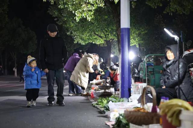 绩溪县长谈“县政府门前开夜市”：摆摊没门槛<strong></p>
<p>币扬</strong>，开放已成常态