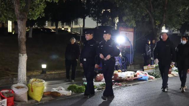 绩溪县长谈“县政府门前开夜市”：摆摊没门槛<strong></p>
<p>币扬</strong>，开放已成常态