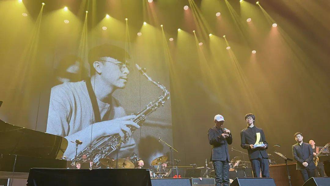 崔健乐队萨克斯手刘元今晨离世<strong></p>
<p>币扬</strong>，上月初获“终身成就奖”，老狼发文悼念