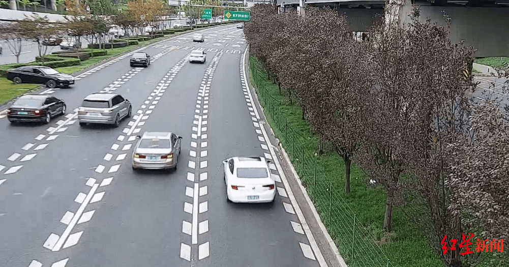 成都三环主路惊现小轿车跨过隔离带掉头<strong></p>
<p>BJEX</strong>，原来是司机酒驾走错路……