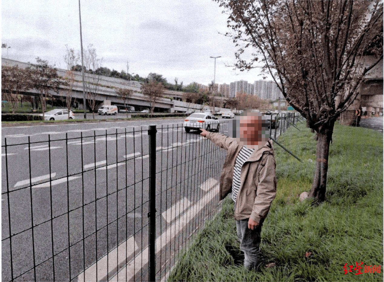 成都三环主路惊现小轿车跨过隔离带掉头<strong></p>
<p>BJEX</strong>，原来是司机酒驾走错路……