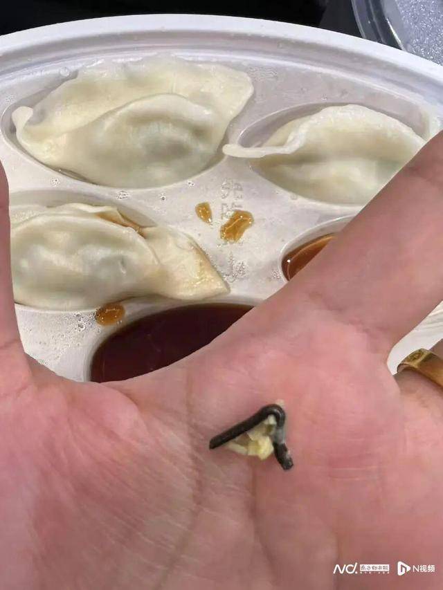 “水饺吃出铁丝”！为删差评<strong></p>
<p>BJEX</strong>，商家竟盗用消费者微信头像捏造聊天记录