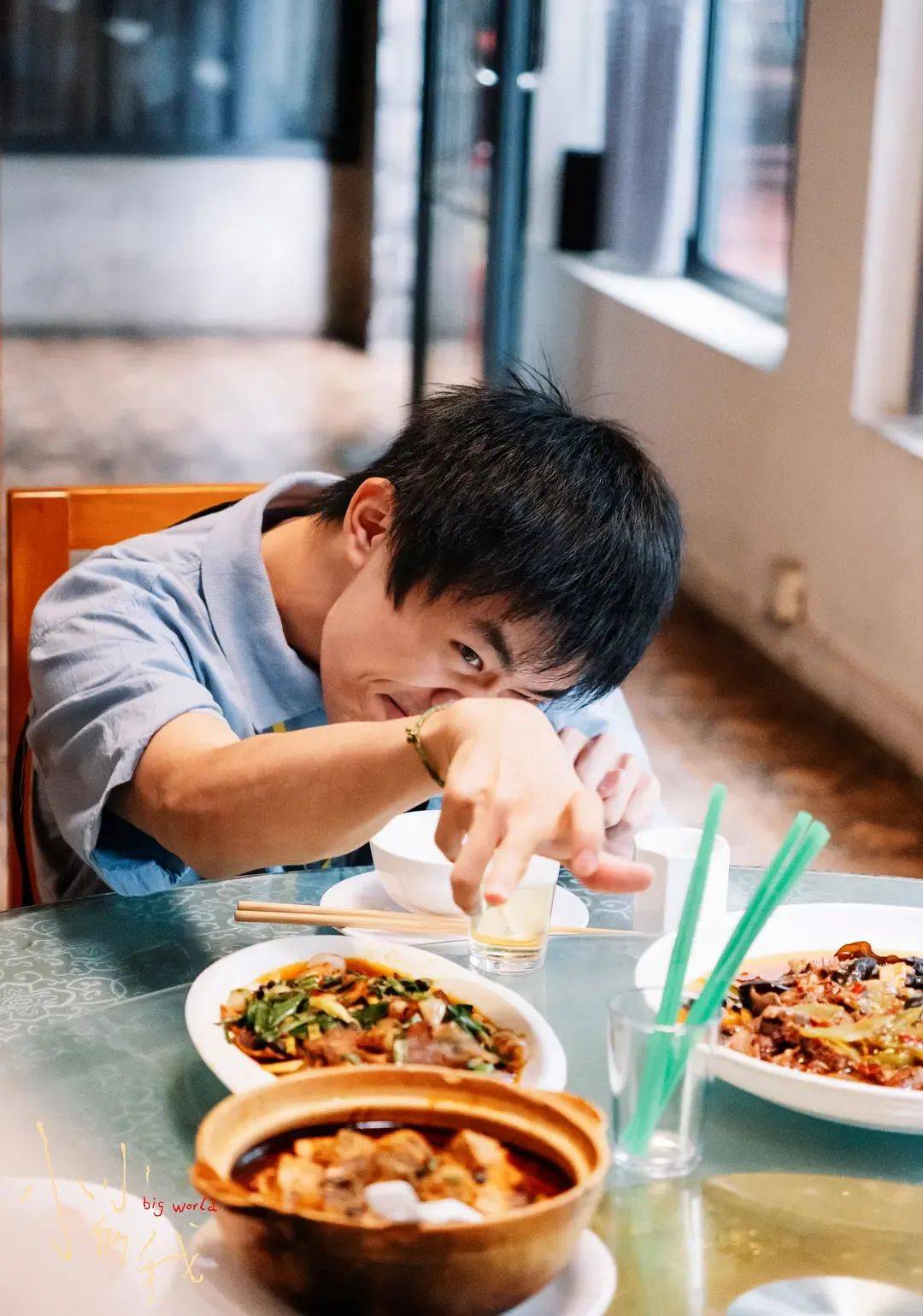 五天破3亿<strong></p>
<p>BJEX</strong>，易烊千玺演技封神！文艺片《小小的我》成票房爆款，做对了什么？