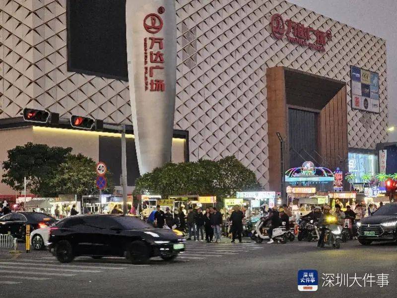 深圳一商圈50米40多个摊位<strong></p>
<p>币为</strong>，还摆上机动车道！街道办：清理整治劝导