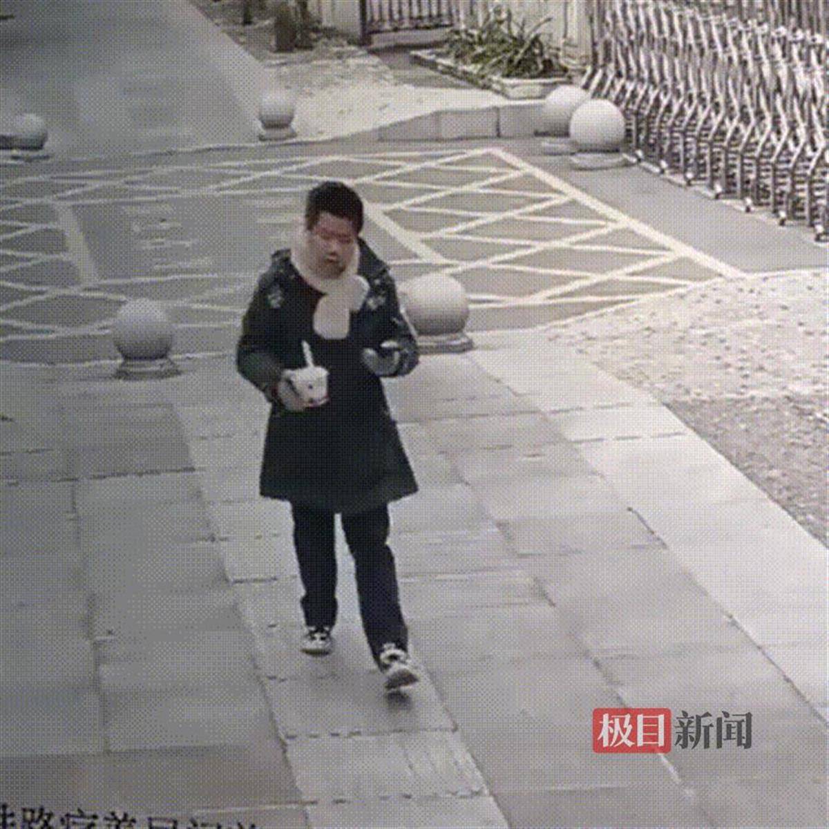 湖北咸宁一学生放学路上捡到手机交给警方<strong></p>
<p>币为</strong>，民警和失主进校给他送“大礼包”