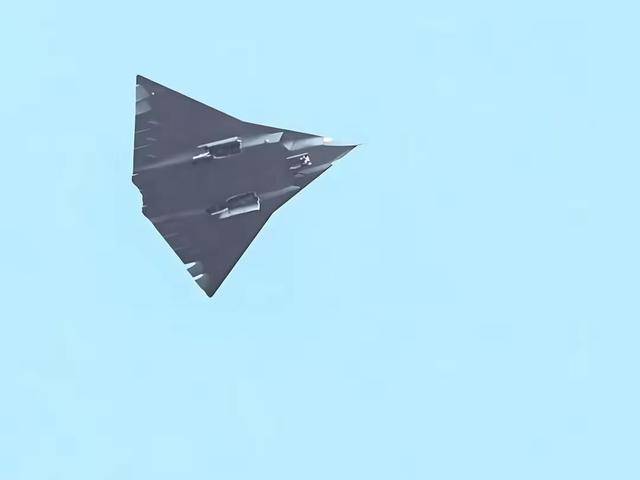 遥遥领先！中国六代机试飞<strong></p>
<p>币为</strong>，透露三点极不寻常信息