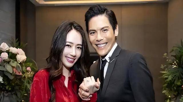 父亲是向华强<strong></p>
<p>币为</strong>，母亲是丁佩，她低调的似隐形人，现46岁依然未婚