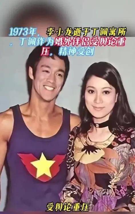 父亲是向华强<strong></p>
<p>币为</strong>，母亲是丁佩，她低调的似隐形人，现46岁依然未婚